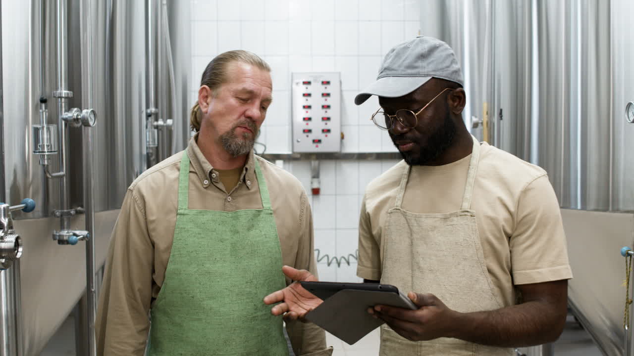 공장에서 두 사람이