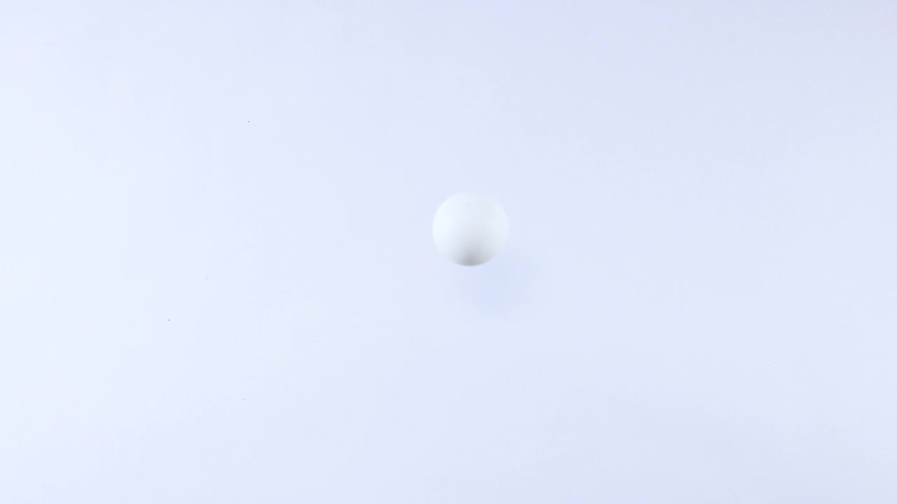 Pallina da ping pong che rimbalza su una superficie