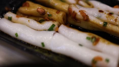 primer plano de los rollos de fideos de arroz que se están preparando