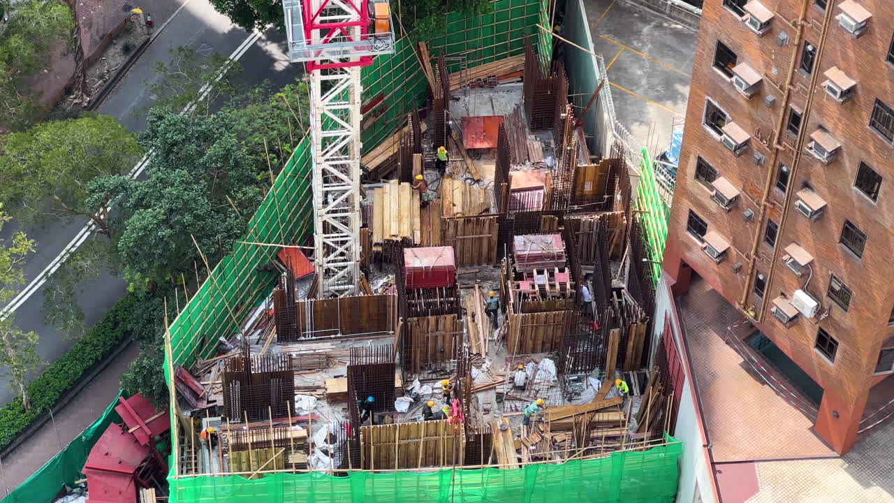 abajo de la parte superior de un sitio de construcción de edificio en hong kong