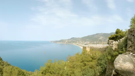 Vista-De-La-Naturaleza-Desde-Las-Montañas-Rocosas-Y-El-Castillo-En-Los-Cañones-De-Sapadere-Cerca-De-Alanya,-Turquía