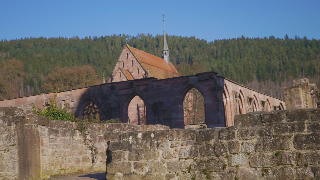 grandes muros de piedra con vistas a las ruinas de la iglesia medieval descubiertas en baden baden en 4k