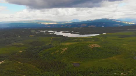 video de drones de 4k de montañas alrededor del lago otto cerca de healy, alaska en un día soleado de verano