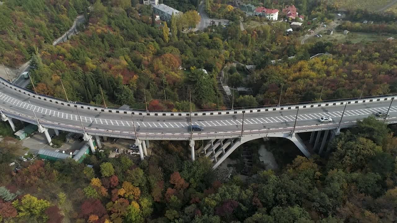 가을의 산악 고속도로 다리