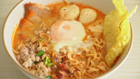 Fideos-Instantáneos-Con-Carne-De-Cerdo-Y-Albóndigas-En-Sopa-Picante-O-Fideos-Tom-Yum-Al-Estilo-Asiático