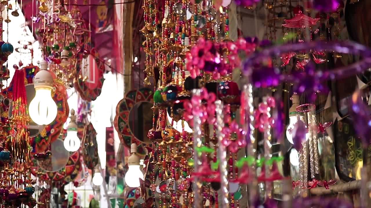 campanas de viento cuelgan en un mercado en bangladesh