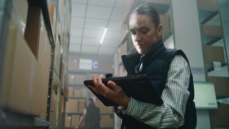 trabajador de almacén que utiliza una tableta para la gestión del inventario