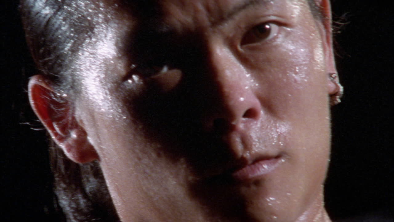 그의 머리 뒤에 무게 리프팅 남자