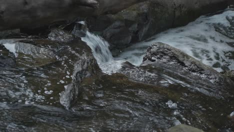 Water-flowing-over-large-stones,-Wissahickon-Creek,-Philadelphia