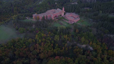 Schöne-Mittelalterliche-Monte-Oliveto-Maggiore-Abtei-Aus-Rotem-Backstein-Auf-Einem-Waldhügel