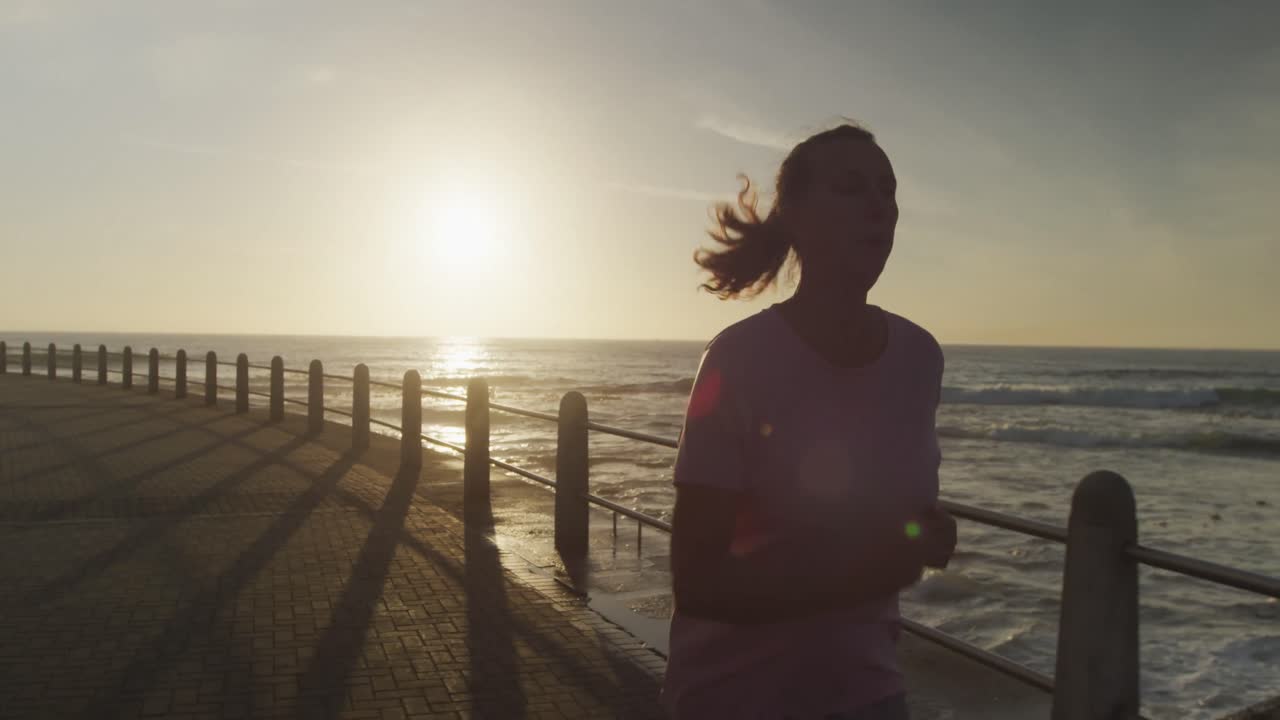 산책로 에서 달리는 고령 여성