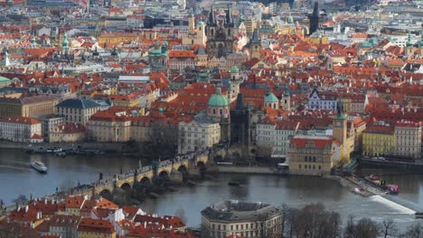 Río-Moldava,-Puente-De-Carlos-Y-Casco-Antiguo-De-Praga,-Vista-Desde-El-Mirador-De-Petřín