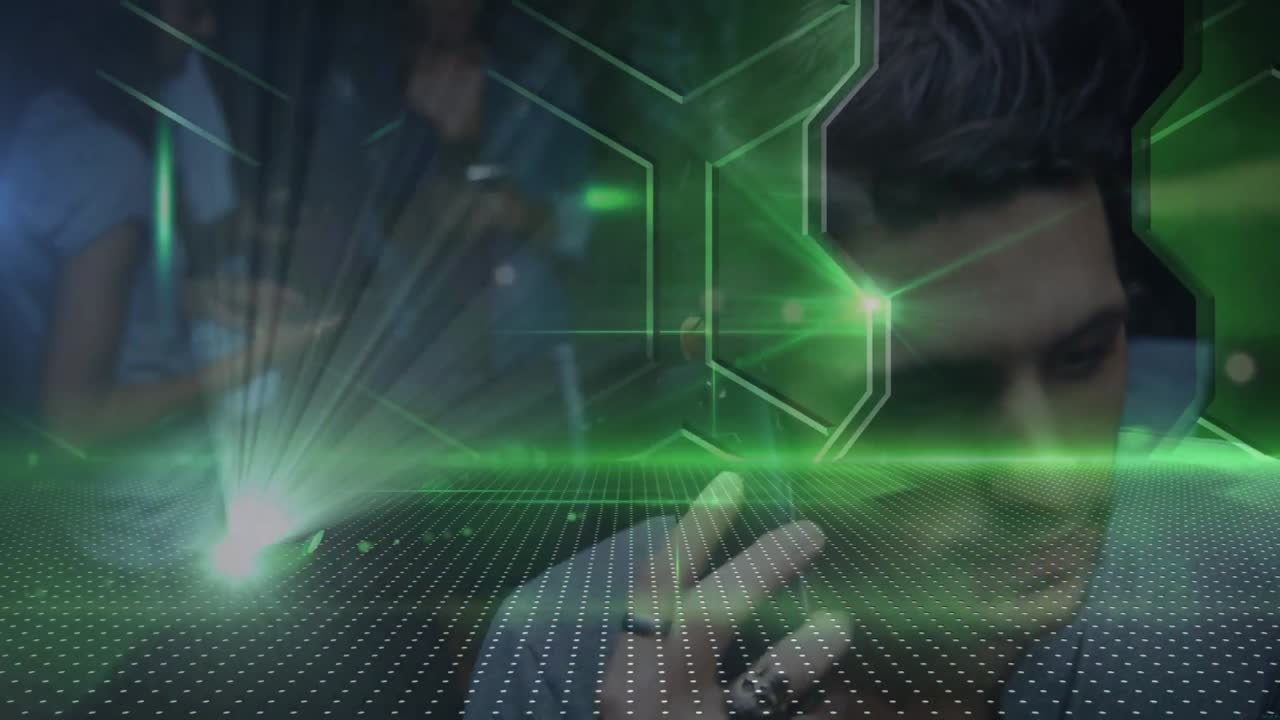 animación de procesamiento de datos con globo sobre dos amigos masculinos biraciales