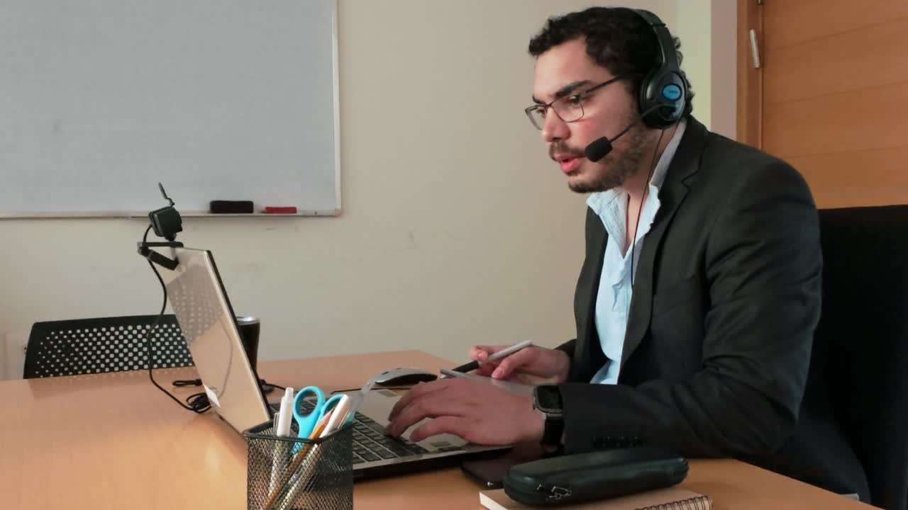 Interactive E-learning: Man with Tablet Notes