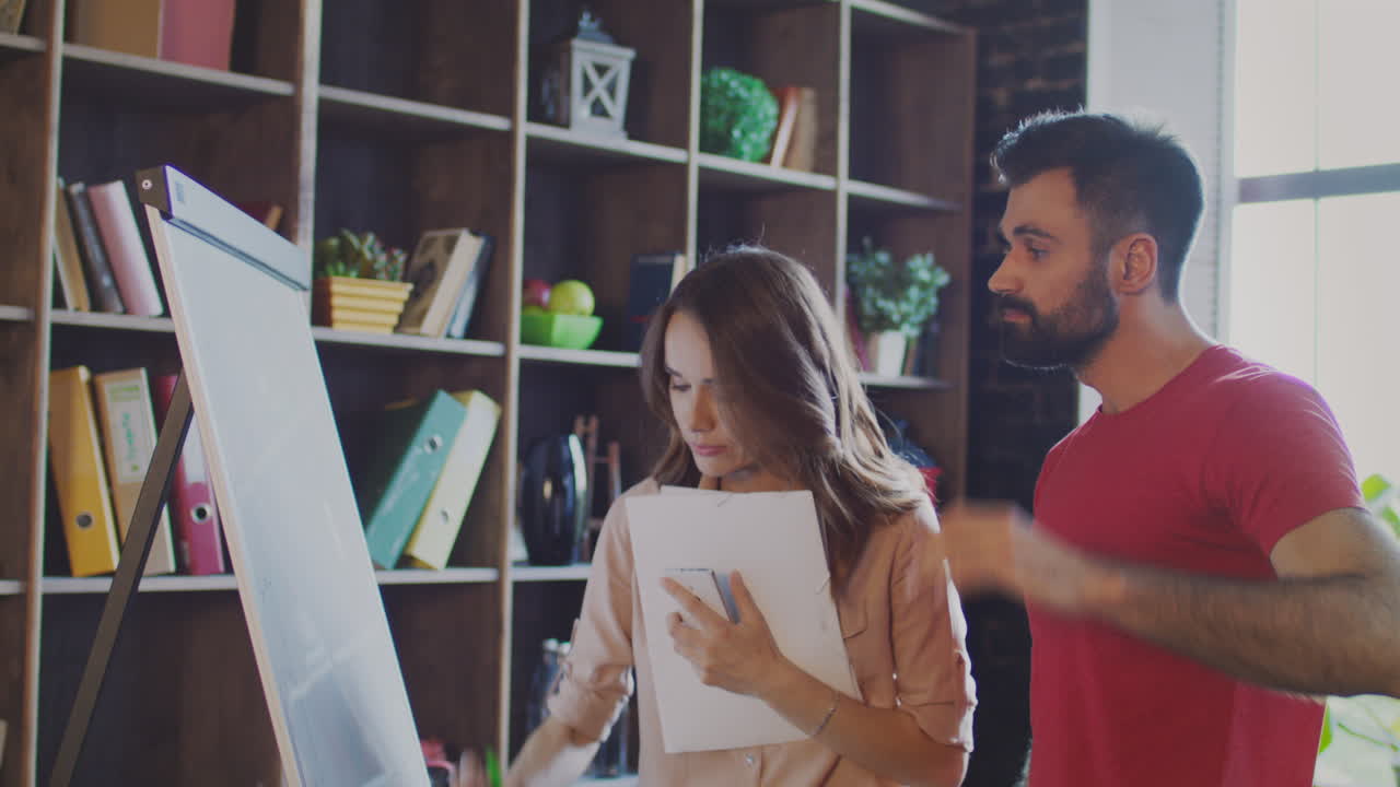 comercializadores que trabajan en la estrategia de comercialización