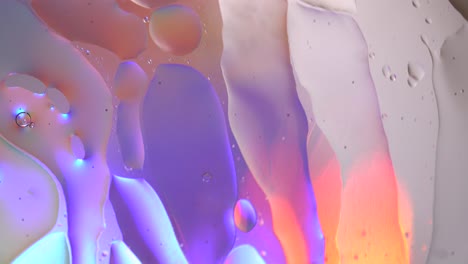 gota de aceite en el agua macro. neon púrpura rosa ultravioleta y gradiente azul