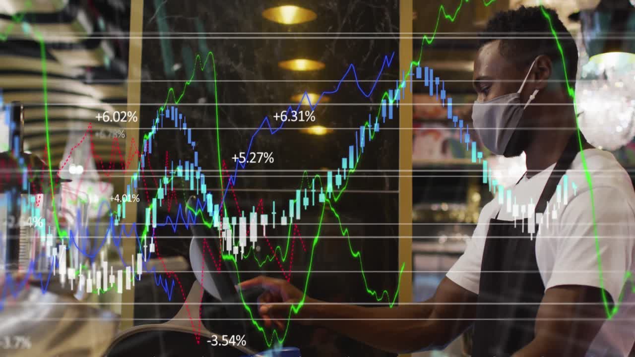 Animation av röda kuber med procenttecken över en man med ansiktsmask som arbetar på ett café