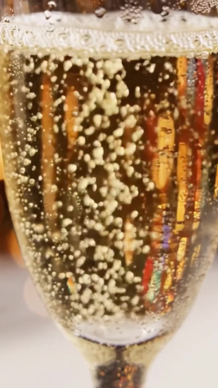 Un brindisi alla celebrazione: bollicine scintillanti in eleganti flûte catturano l'essenza di momenti gioiosi e incontri festivi con champagne effervescente.
