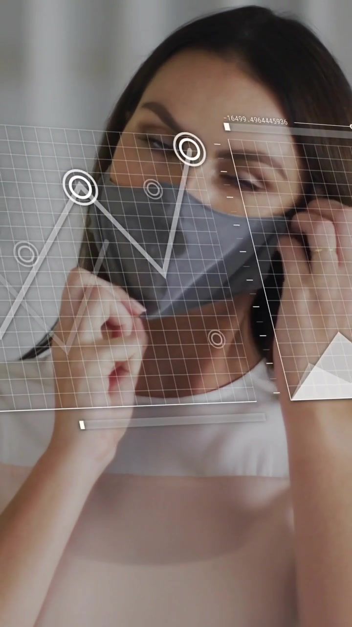 Video vertical: Mujer poniéndose una mascarilla, ajustando las gomas para la salud mientras gráficos de datos transforman un mapa.