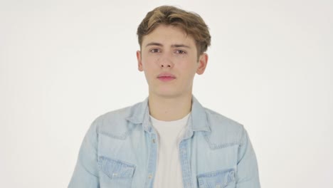 joven con el dedo en los labios, silencio por favor