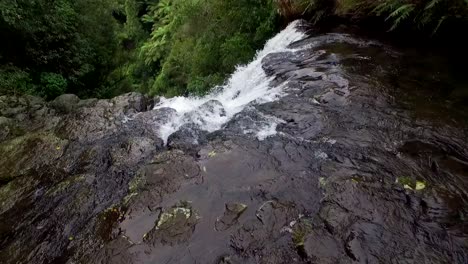 Antena-De-Mirar-Hacia-Abajo-Una-Cascada-De-Montaña-En-La-Selva-Verde