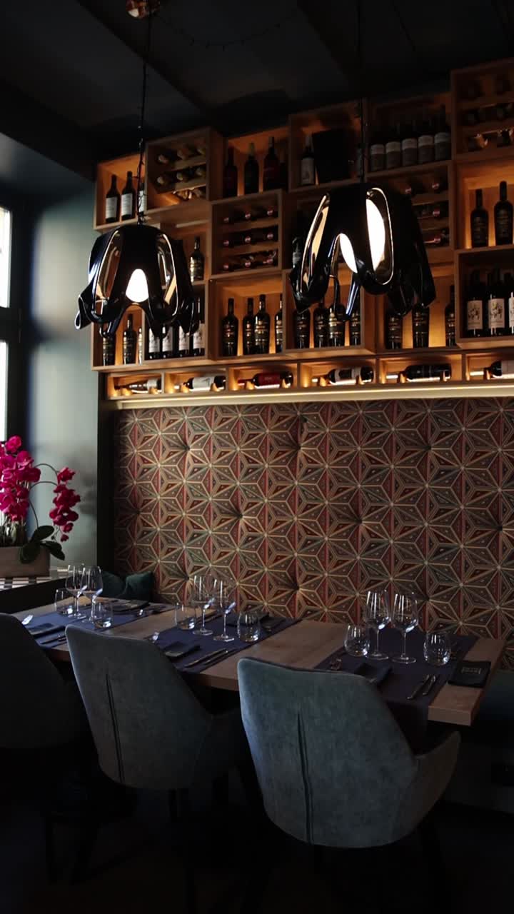 Interno di un ristorante con portabottiglie e tavola apparecchiata