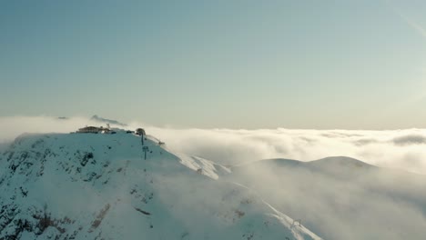 Estación-De-Esquí-De-Roza-Khutor-En-El-Pico-Nevado-De-Montaña-De-Gran-Altitud