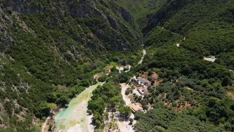río en las montañas griegas de la isla de parga