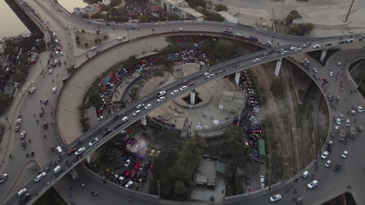 vista aérea del paso elevado de jinnah sobre el parque rotativo de alimentos en karachi