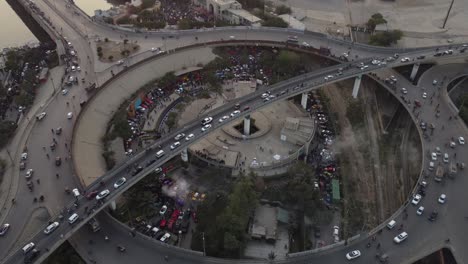 Vista-Aérea-Del-Paso-Elevado-De-Jinnah-Sobre-El-Parque-Rotativo-De-Alimentos-En-Karachi