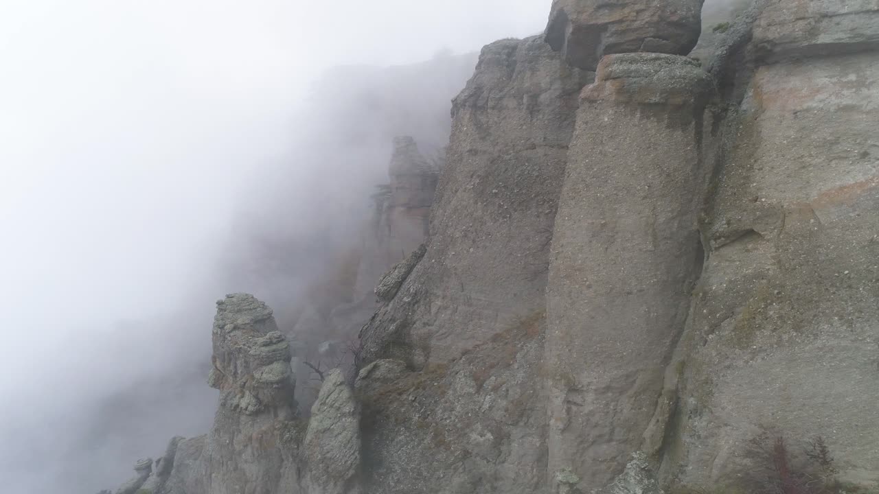 안개가 가득한 산꼭대기