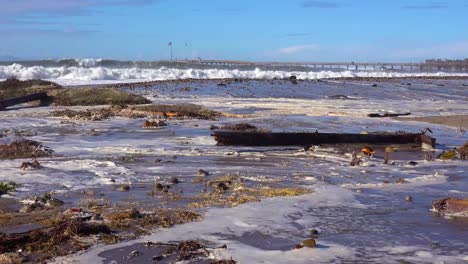 Riesige-Wellen-Krachen-An-Einem-Kalifornischen-Strand-Während-Eines-Sehr-Großen-Sturmereignisses-3