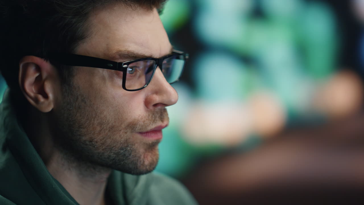 hombre programador mirando computadora haciendo sistema de investigación de datos en el lugar de trabajo de primer plano