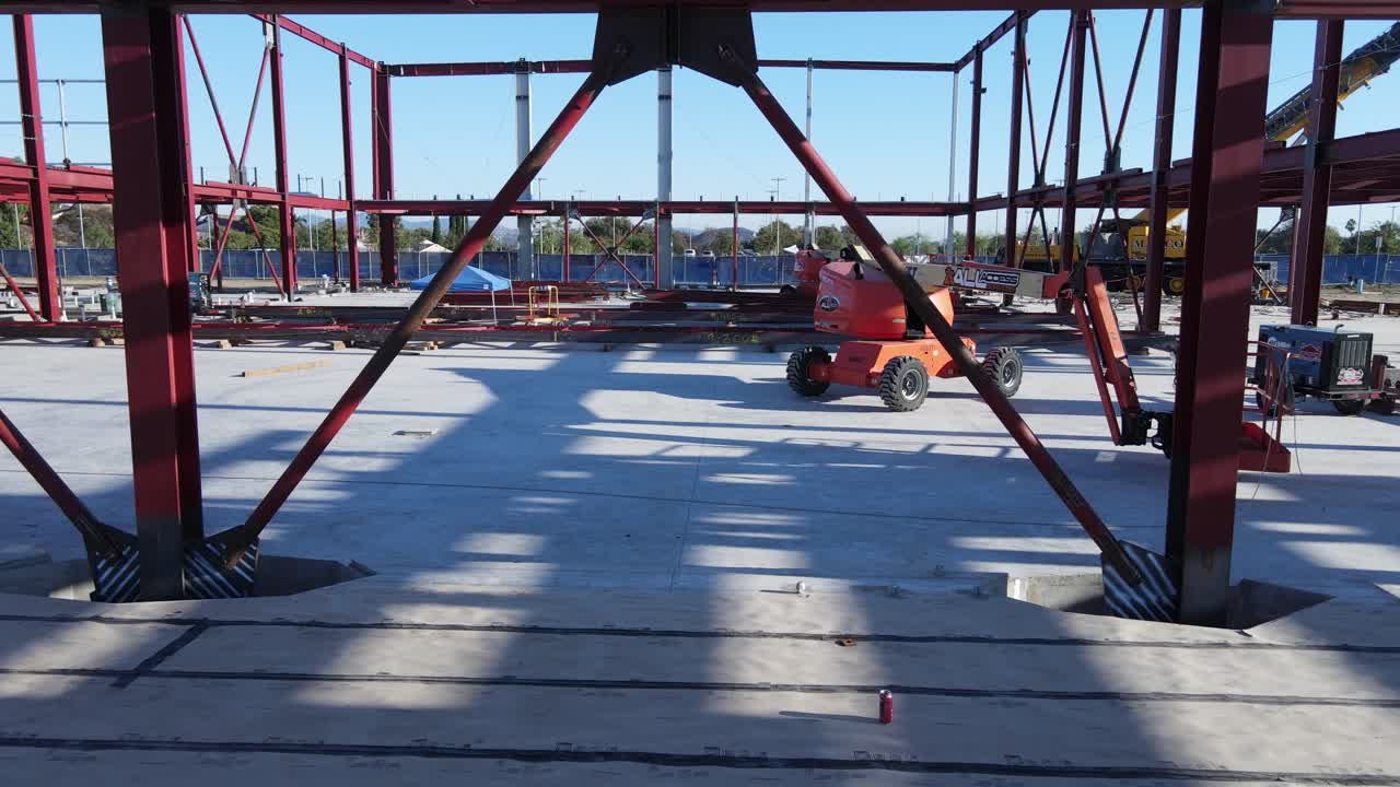 vista aérea del sitio de construcción junto al mar