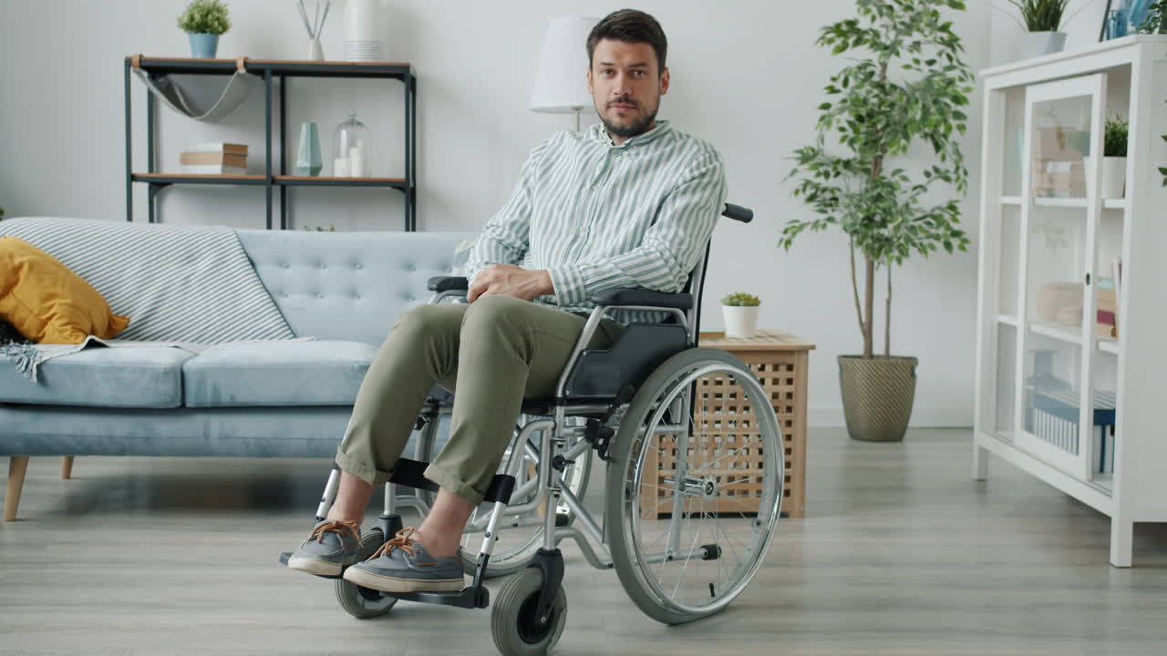 hombre en silla de ruedas