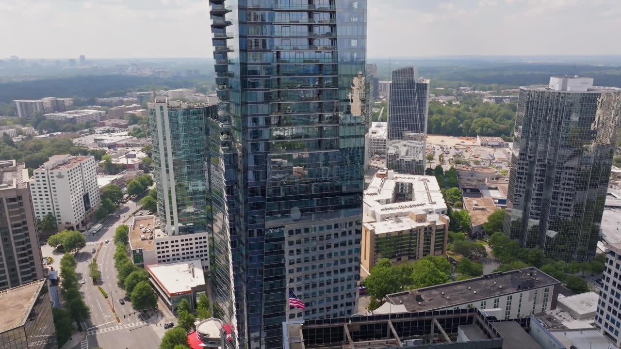 bandera estadounidense en el techo en el centro de buckhead, atlanta