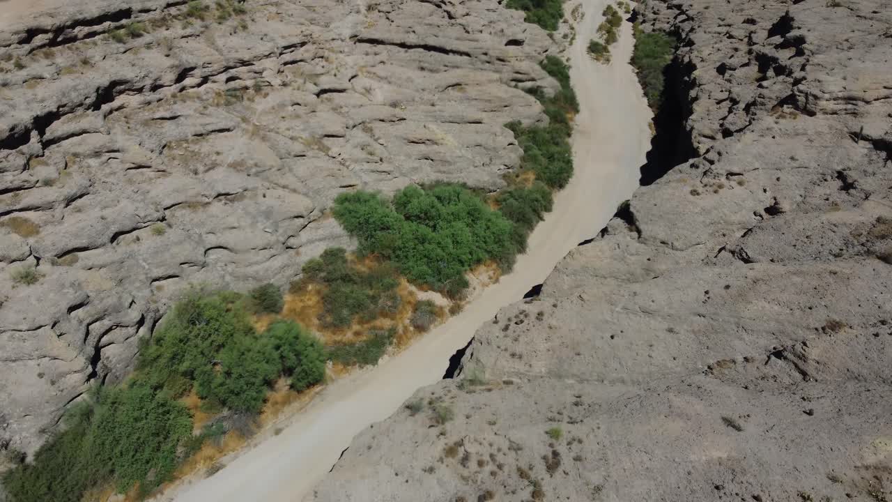 vuelo de aviones no tripulados sobre un cañón en el desierto de arizona