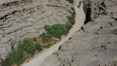 Vuelo-De-Drones-Sobre-Un-Cañón-En-El-Desierto-De-Arizona