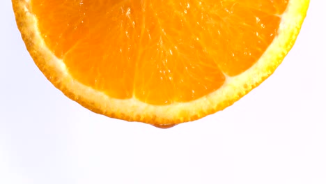 agua o aceites que caen en una rebanada de naranja, fruta para la dieta y la comida saludable
