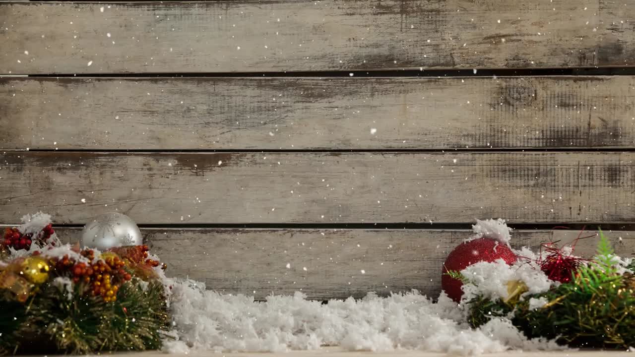 Faldende sne med julepynt i træ