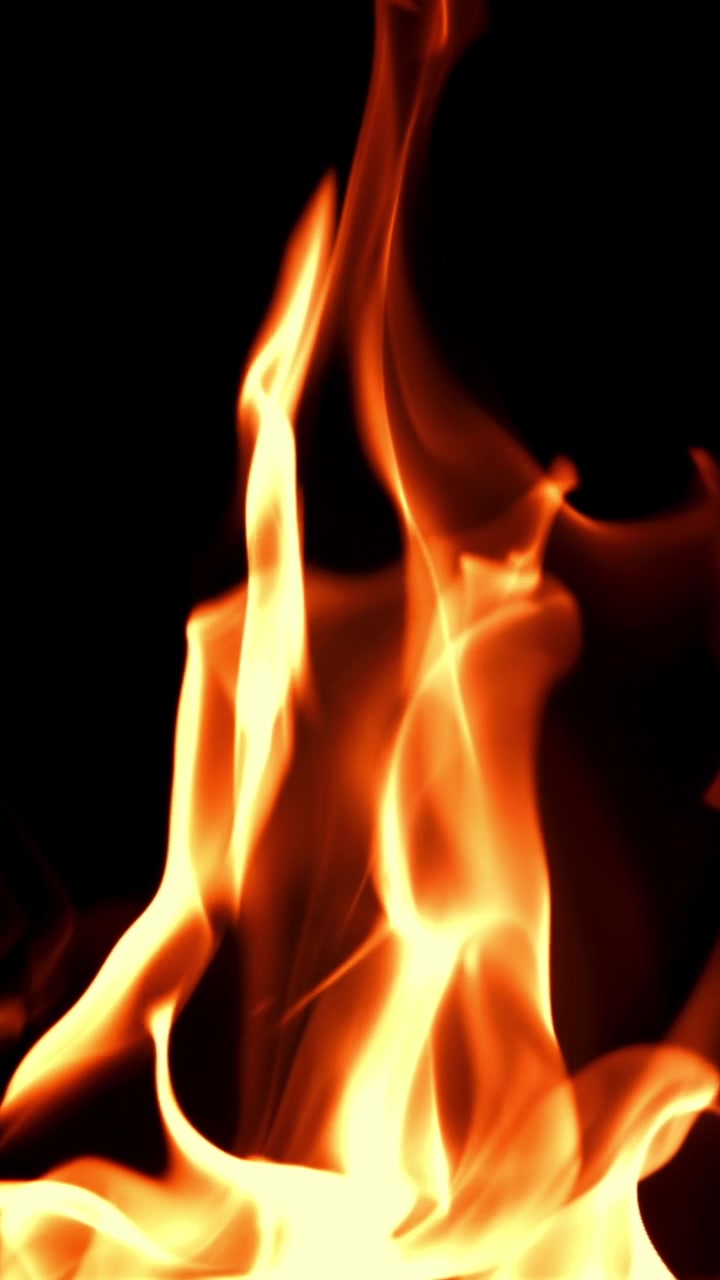 Fiamme dinamiche che danzano su uno sfondo scuro