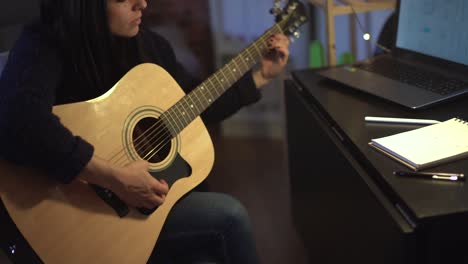 Músico-Centrado-Tocando-La-Guitarra-En-La-Habitación.