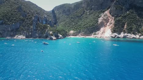 Playa-De-Cala-Goloritze-En-Cerdeña-En-Un-Día-Soleado,-Plataforma-Rodante-Aérea-En