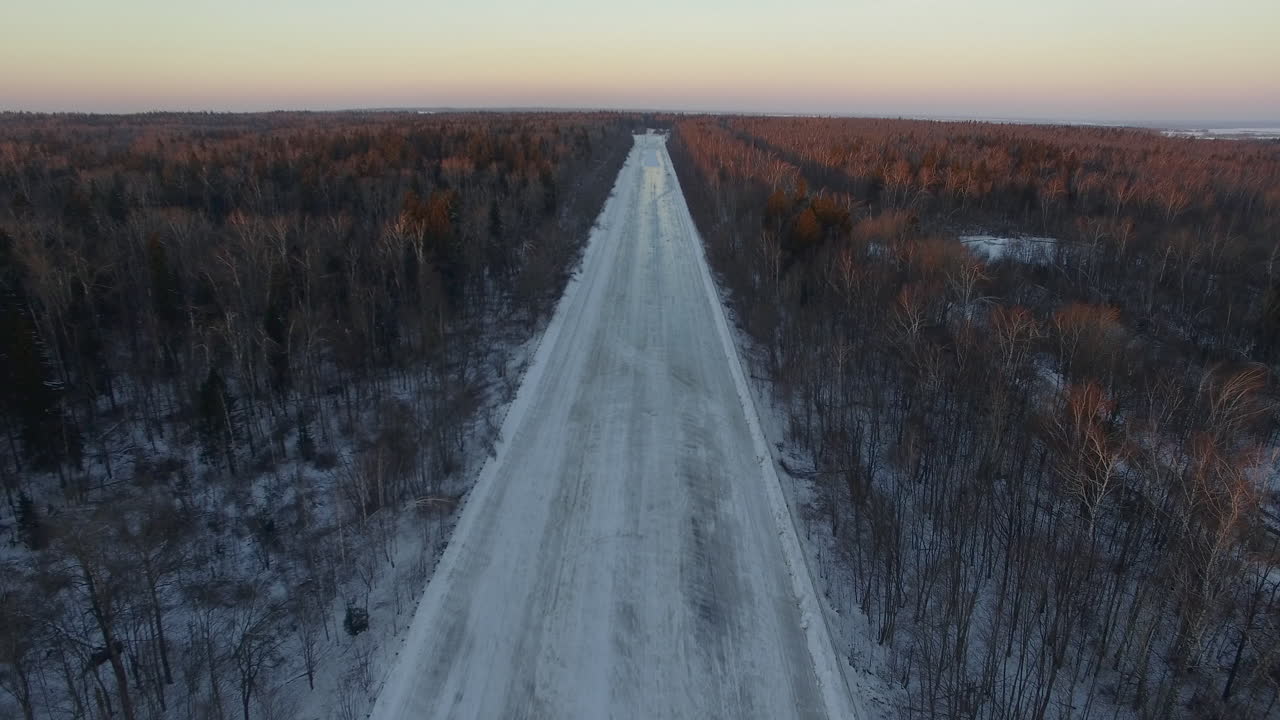 Vista aerea della strada vuota nei boschi invernali