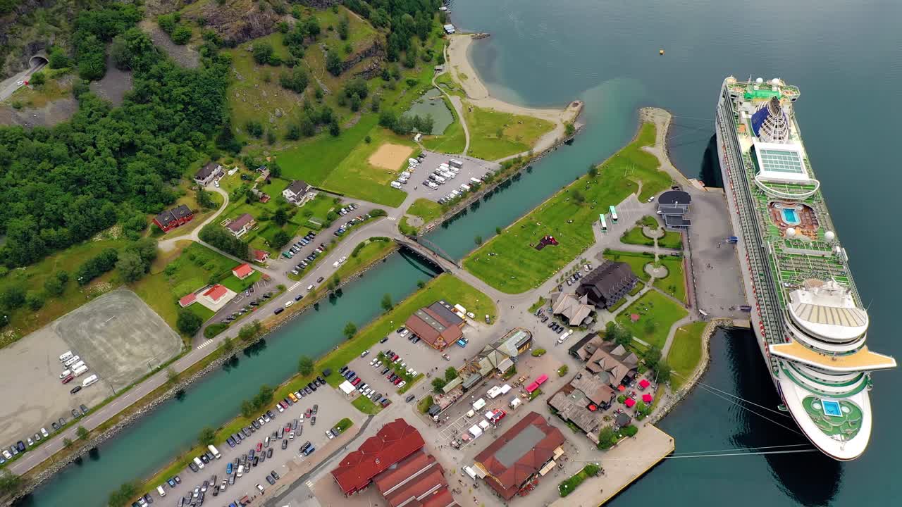 aurlandsfjord는 새벽에 불꽃의 도시입니다.