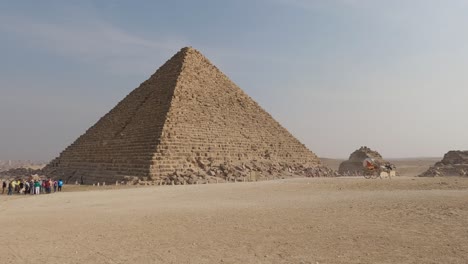 actividad turística al mediodía alrededor de la pirámide de menkaure, pirámides de giza