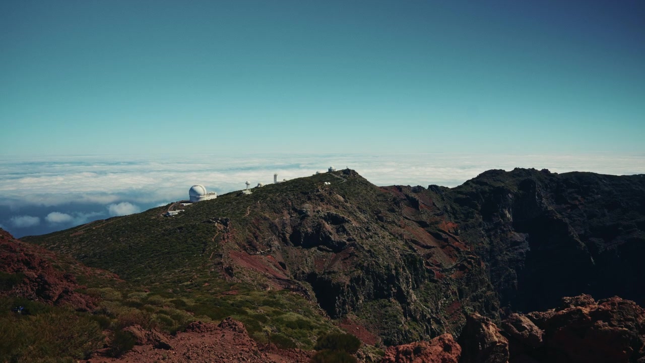 Vista panorâmica do Observatório Roque De Los Muchachos acima das nuvens em La Palma, Ilhas Canárias. Vista de paisagem montanhosa panorâmica.