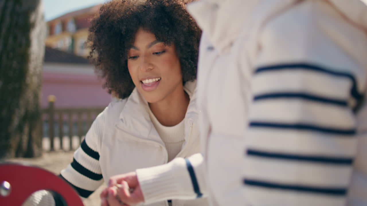 madre niña disfrutan del juego juntos en el patio de recreo de cerca. familia jugando.