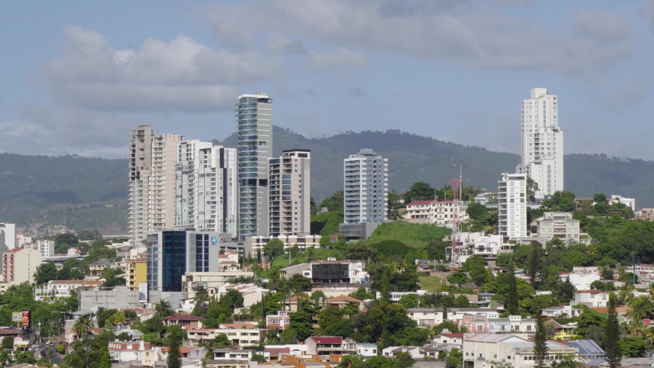 Tegucigalpa, Honduras'taki ticari ve konut binalarının şehir manzarası. Ekonomik kalkınma.