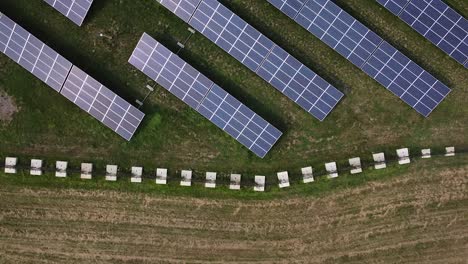 Pasando-Sobre-Filas-De-Paneles-Solares-Durante-El-Día